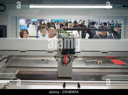 Pékin, Chine. 13 juillet 2024. Cette photo prise le 13 juillet 2024 montre une imprimante 3D de niveau industriel exposée lors de la 26e exposition internationale de haute technologie de Beijing à Beijing, capitale de la Chine. L’événement s’est ouvert ici samedi, attirant plus de 300 entreprises et organisations du pays et de l’étranger. Crédit : Zhang Chenlin/Xinhua/Alamy Live News Banque D'Images