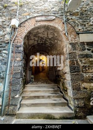 Tunnel voûté avec des murs en béton dans un vieux bunker abandonné, métro, etc Couloir sombre d'un vieux bunker souterrain abandonné. Banque D'Images