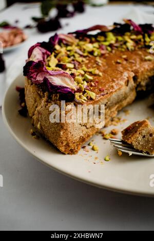 Gâteau d'amour persan décoré de pistaches écrasées et de pétales de rose séchés Banque D'Images