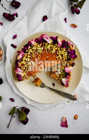 Gâteau d'amour persan décoré de pistaches écrasées et de pétales de rose séchés Banque D'Images