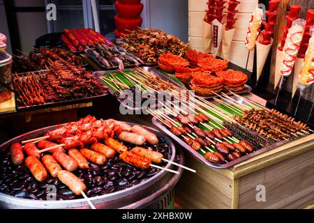 Magasin de nourriture de rue local à vendre brochettes chinoises traditionnelles cuisine gastronomique snack tribu culturelle pour les voyageurs les gens goûtent manger à Xiangxi Phoenix Fen Banque D'Images