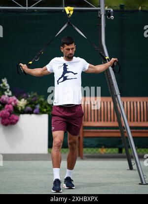 Novak Djokovic lors de l'entraînement le treizième jour des Championnats de Wimbledon 2024 au All England Lawn Tennis and Croquet Club, Londres. Date de la photo : samedi 13 juillet 2024. Banque D'Images