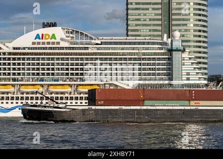 Bateau de croisière Aida Prima au terminal de croisière de Rotterdam, Kop van Zuid, bâtiments de grande hauteur sur la Wilhelminakade, pays-Bas Banque D'Images