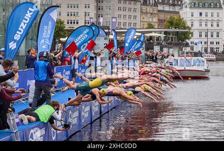 Hambourg, Allemagne. 13 juillet 2024. Triathlon : ITU World Triathlon Series/World Championship, hommes. Les participants au départ. Crédit : Georg Wendt/dpa/Alamy Live News Banque D'Images