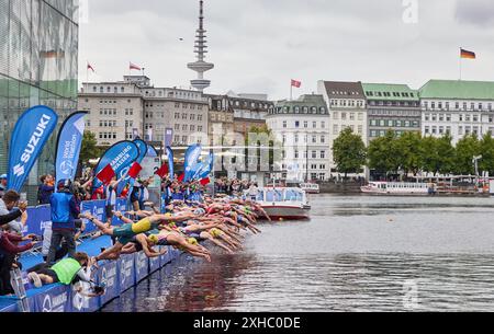 Hambourg, Allemagne. 13 juillet 2024. Triathlon : ITU World Triathlon Series/World Championship, hommes. Les participants au départ. Crédit : Georg Wendt/dpa/Alamy Live News Banque D'Images