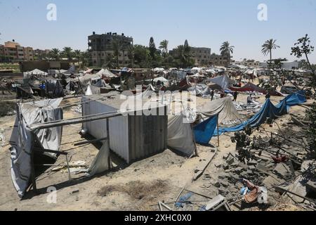 Les Palestiniens fuient après un raid israélien contre les tentes de personnes déplacées dans la zone Al-Mawasi de Khan Yunis dans le sud de la bande de Gaza les Palestiniens fuient après un raid israélien contre les tentes de personnes déplacées dans la zone Al-Mawasi de Khan Yunis dans le sud de la bande de Gaza, 13 juillet 2024. Depuis le 7 octobre 2023, jusqu’à 1,7 millions de personnes, soit plus de 75 % de la population, ont été déplacées dans toute la bande de Gaza, certaines plus d’une fois, en quête de sécurité, selon l’Office de secours et de travaux des Nations Unies pour les réfugiés de Palestine dans le proche-Orient, ce qui a ajouté que le Palestin Banque D'Images