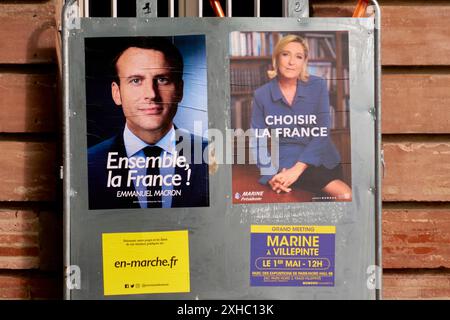 Affiche Emmanuel Macron et Marine le Pen Banque D'Images