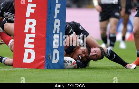 Sauaso Sue de Hull KR marque son premier essai contre Hull FC lors du match de Super League Betfred au MKM Stadium de Hull. Date de la photo : samedi 13 juillet 2024. Banque D'Images