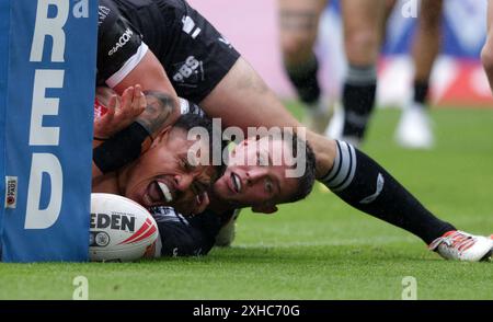 Sauaso Sue de Hull KR marque son premier essai contre Hull FC lors du match de Super League Betfred au MKM Stadium de Hull. Date de la photo : samedi 13 juillet 2024. Banque D'Images