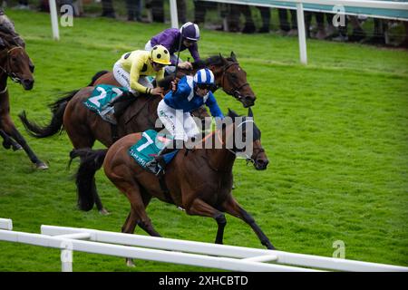 York. Royaume-Uni. Samedi 13 juillet 2024. Enfjaar remporte la 65e John Smith's Cup sous le jockey Jack Mitchell pour l'entraîneur Roger Varian et le propriétaire Shadwell Stud Estate Limited. Crédit JTW Equine images / Alamy Live News Banque D'Images