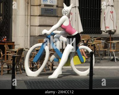 La cycliste, oeuvre d'Alain Sechas réalisée en 2005. Banque D'Images