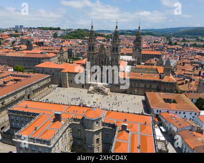 Vue sur la ville avec accent sur une magnifique cathédrale dans le centre, entourée d'autres bâtiments historiques aux toits rouges, vue aérienne, cathédrale Banque D'Images