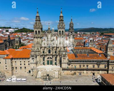 La vue aérienne montre une imposante cathédrale avec des toits rouges et un flair historique sous un ciel bleu, cathédrale, Saint-Jacques-de-Compostelle, autonome Banque D'Images