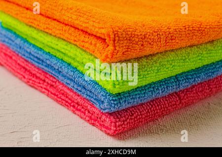 Une pile de tissu coloré, microfibre, pour nettoyer la maison, sur une table blanche, horizontale, pas de gens Banque D'Images