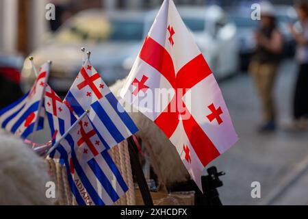 Petit drapeau géorgien et Adjara avec des croix rouges sur blanc, Adjara est une république autonome au sein de la Géorgie. Banque D'Images