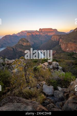 Coucher de soleil à Blyde River Canyon avec trois sommets de Rondawels, vue sur le canyon avec Blyde River et Mesa Mountains dans la lumière du soir, paysage de canyon Banque D'Images