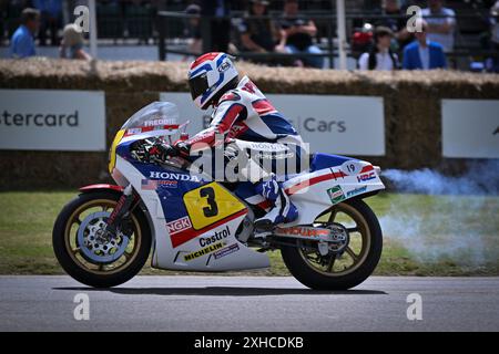 Goodwood House, Chichester, Royaume-Uni. 13 juillet 2024. Festival of Speed de Goodwood jour 3 ; Freddie Spencer pilote la Honda RS500GP 1985 crédit : action plus Sports/Alamy Live News Banque D'Images