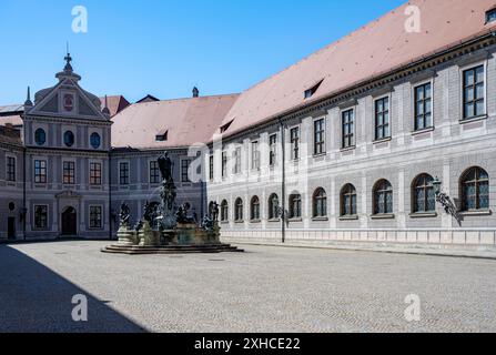 Fontaine avec fontaine de Persée, cour intérieure dans la résidence de Munich, Munich, haute-Bavière, Bavière, Allemagne Banque D'Images