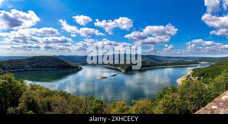 Vue depuis le château de Waldeck sur l'Edertalsperre dans le nord de la Hesse, Allemagne. Vue depuis le château de Waldeck sur l'Edersee dans le nord de la Hesse, Allemagne Banque D'Images