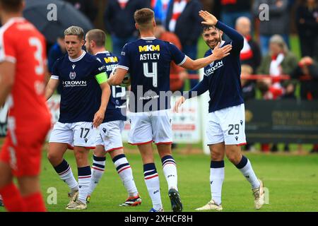 13 juillet 2024 ; New Dundas Park, Bonnyrigg, Midlothian, Écosse; Scottish premier Sports Cup Football, Bonnyrigg Rose contre Dundee ; Antonio Portales de Dundee est félicité après avoir marqué pour 2-0 par Ryan Astley Banque D'Images