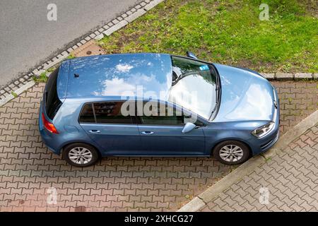 OSTRAVA, RÉPUBLIQUE TCHÈQUE - 13 MAI 2021 : Blue Volkswagen Golf VII voiture garée dans la rue, vue de dessus Banque D'Images