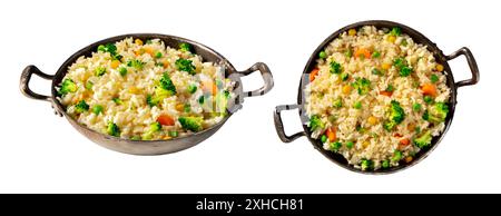 Ensemble de riz. Riz, cuit, dans une casserole avec des légumes frits, isolé sur fond blanc, grenaille supérieure et une vue d'angle Banque D'Images