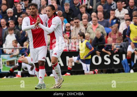 Wezep, pays-Bas. 13 juillet 2024. Wezep, PAYS-BAS - 13 JUILLET : Owen Wijndal de l'AFC Ajax et Kian Fitz Jim de l'AFC Ajax célèbrent leur but après avoir marqué le match de pré-saison entre l'AFC Ajax et le Rangers FC au WHC le 13 juillet 2024 à Wezep, pays-Bas. (Photo de Peter Lous/Orange Pictures) crédit : Orange pics BV/Alamy Live News Banque D'Images