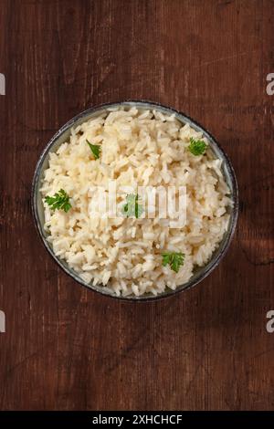 Riz, grenaille sur une table rustique en bois, avec des feuilles de persil frais et un endroit pour le texte Banque D'Images