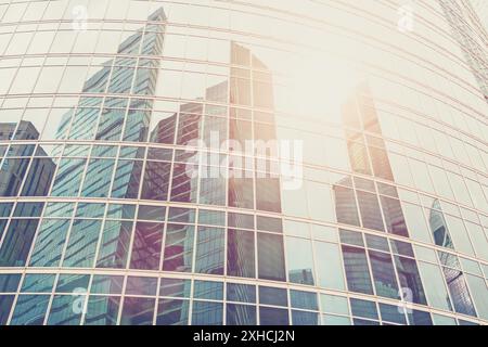 Reflet de gratte-ciels modernes éclairés par le soleil, vue d'ensemble des tours de la ville de Moscou Banque D'Images