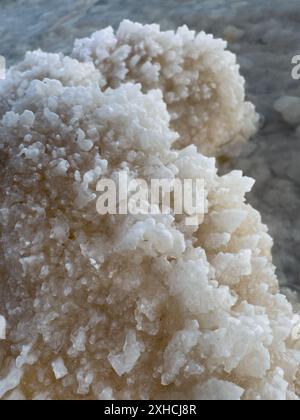 Macro-plan détaillé de cristaux de sel naturellement formés mettant en valeur des textures uniques et des structures cristallines dans un cadre rocheux extérieur. Banque D'Images