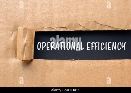 Message d'efficacité opérationnelle écrit sur papier carton déchiré avec fond noir. Symbole d'efficacité opérationnelle conceptuelle. Copier l'espace. Banque D'Images