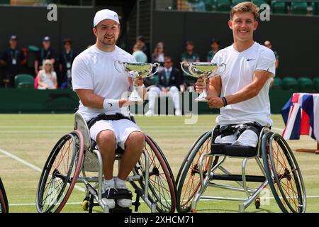 Dans les quads hommes en fauteuil roulant double la finale, les gagnants Sam Schroder & Niels Vink, des pays-Bas, célèbrent aux championnats de Wimbledon 2024. Banque D'Images