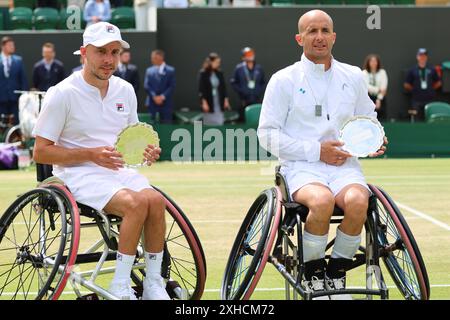 Chez les hommes quads Wheelchair double la finale des finalistes Andy Lapthorne, de Grande-Bretagne, et Guy Sasson, d'Israël, aux championnats de Wimbledon 2024. Banque D'Images