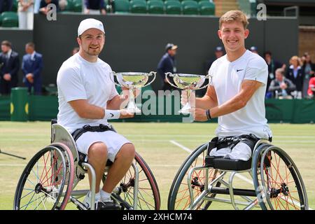 Dans les quads hommes en fauteuil roulant double la finale, les gagnants Sam Schroder & Niels Vink, des pays-Bas, célèbrent aux championnats de Wimbledon 2024. Banque D'Images