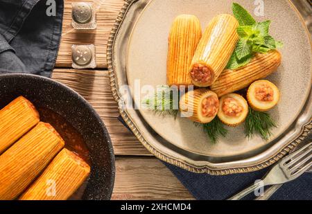 Cuisine arabe ; courgettes farcies du moyen-Orient ou 'Kousa Mahshi'. Farci de bœuf haché assaisonné, riz blanc, oignons et tomates. Banque D'Images