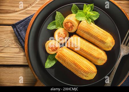 Cuisine arabe ; courgettes farcies du moyen-Orient ou 'Kousa Mahshi'. Farci de bœuf haché assaisonné, riz blanc, oignons et tomates. Banque D'Images