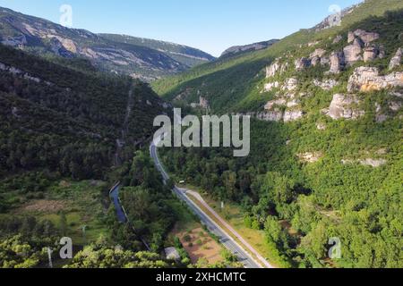 Vue aérienne d'un canyon et de l'Èbre qui le traverse dans la province de Burgos, Castilla y Leon, Espagne Banque D'Images