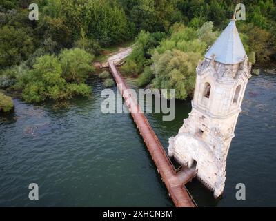 Vue aérienne de la cathédrale de poissons. Ruines d'église submergée situées dans le réservoir de l'Ebro en Cantabrie, dans le nord de l'Espagne. Photo de haute qualité Banque D'Images