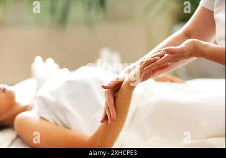 Massage professionnel des mains au spa. Gros plan Banque D'Images