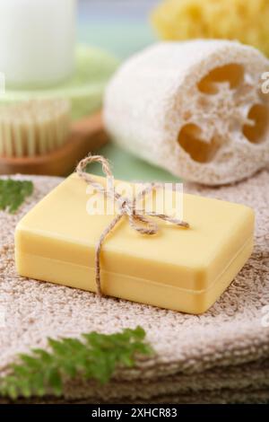 Savon jaune fait à la main avec huile d'olive et d'argan, zéro déchet articles de salle de bains réutilisables sur fond vert Banque D'Images