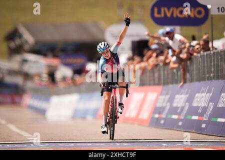 Blockhaus, Italie. 13 juillet 2024. Neve Bradbury (Canyon//SRAM Racing) célèbre alors qu'il roule jusqu'à la ligne d'arrivée pour remporter la 7ème étape du Giro d'Italia Women, de Lanciano à Blockhaus, Italie samedi 13 juillet 2024. Sport - cyclisme . (Photo de Massimo Paolone/Lapresse) crédit : LaPresse/Alamy Live News Banque D'Images