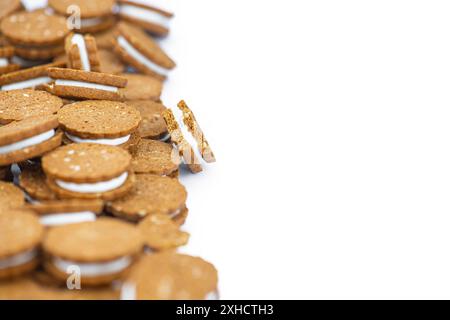 Biscuits à la crème de noisettes isolés sur fond blanc (gros plan) Banque D'Images