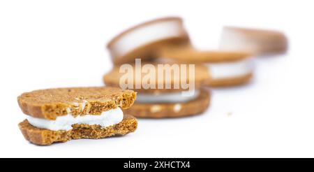 Biscuits à la crème de noisettes isolés sur fond blanc (gros plan) Banque D'Images