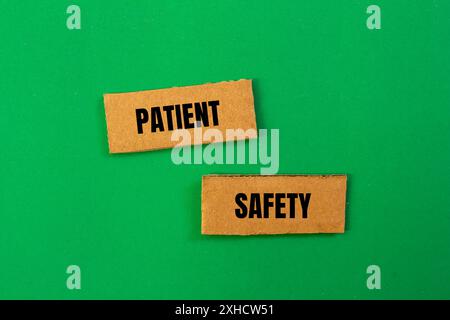 Message de sécurité du patient écrit sur des morceaux de carton déchiré avec fond vert. Symbole conceptuel de sécurité du patient. Copier l'espace. Banque D'Images