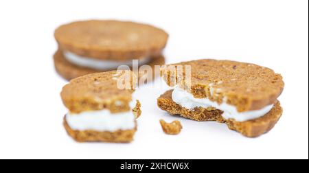 Biscuits à la crème de noisettes isolés sur fond blanc (gros plan) Banque D'Images