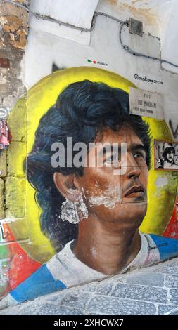 Naples, Italie. 23 juin 2024. Un portrait de Maradona sur le mur d'un bâtiment dans le centre historique de la ville. Banque D'Images