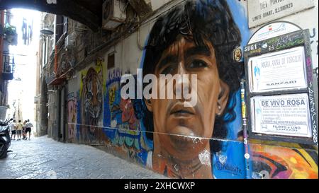 Naples, Italie. 23 juin 2024. Un portrait de Maradona sur le mur d'un bâtiment dans le centre historique de la ville. Banque D'Images