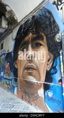 Naples, Italie. 23 juin 2024. Un portrait de Maradona sur le mur d'un bâtiment dans le centre historique de la ville. Banque D'Images