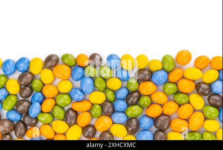 Arachides enrobées de chocolat isolées sur fond blanc (mise au point sélective) Banque D'Images