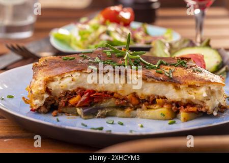 Plat grec de moussaka sur une plaque Banque D'Images